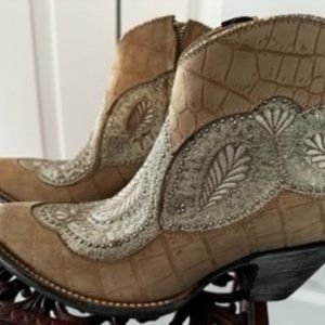 High-end Cowboy Boots - Beige Lizard leather w Silver studs/leaves/soles